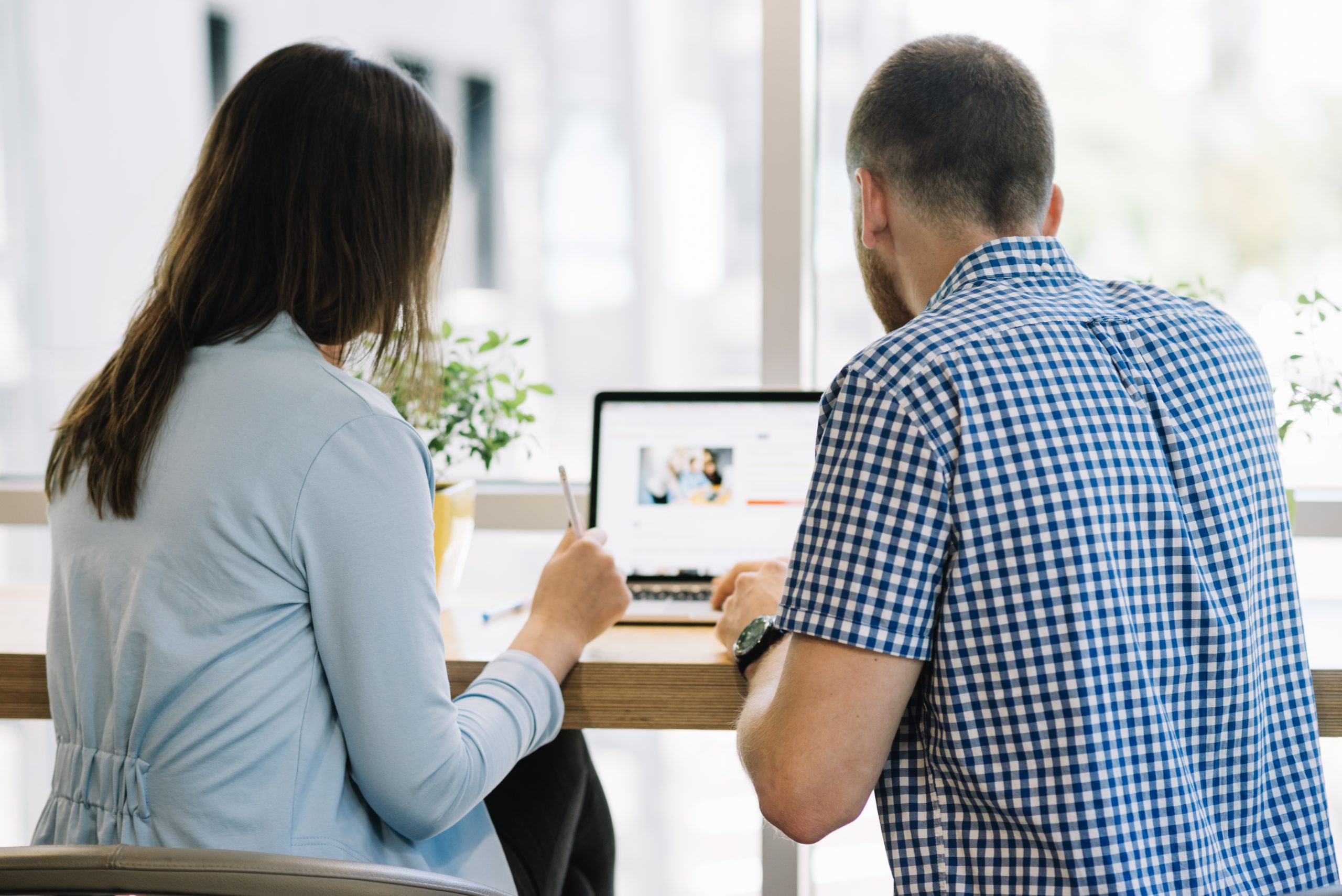 personnes-travaillant-sur-un-projet-sur-ordinateur-portable